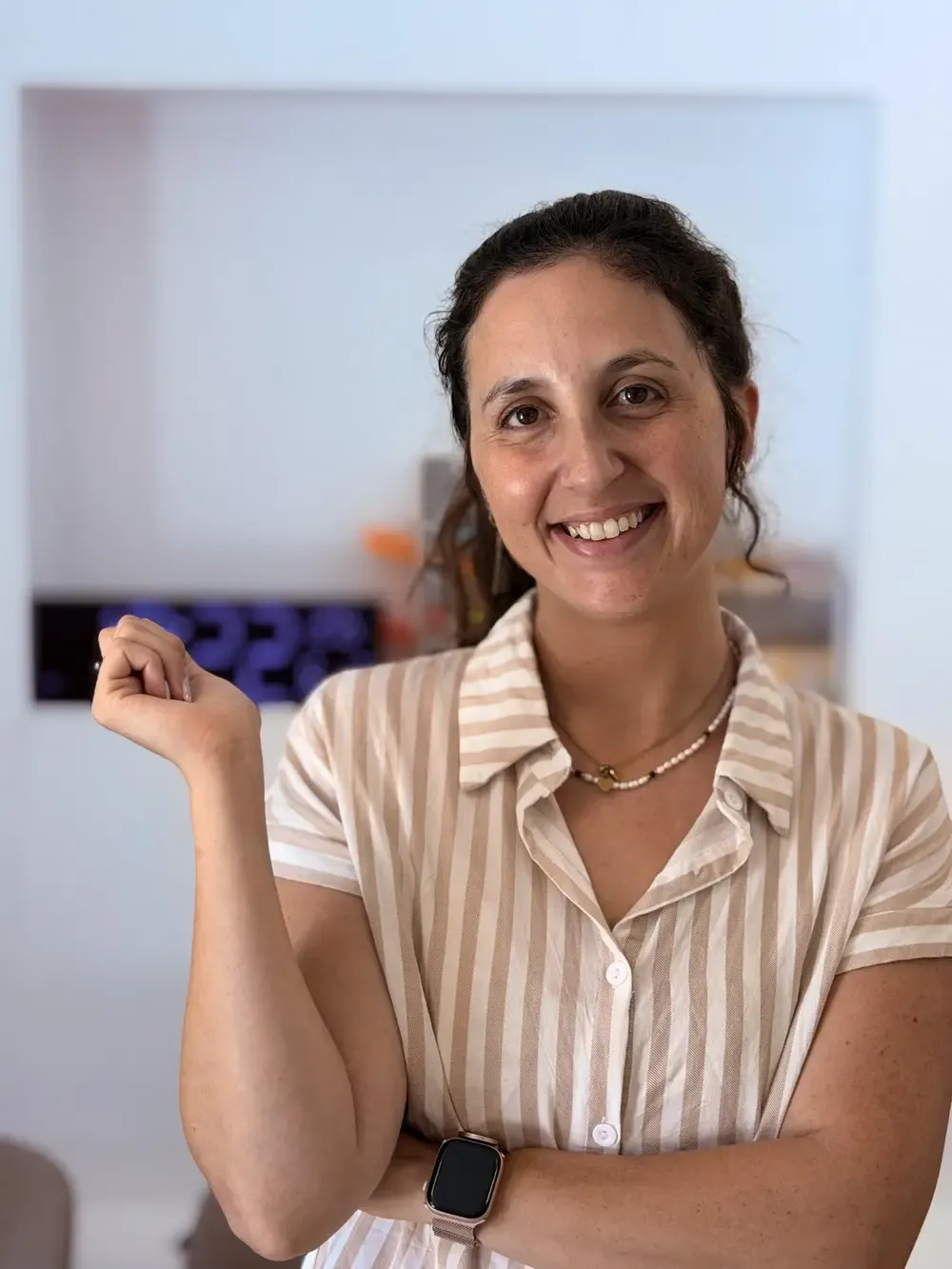 יובל אסאל, פיזיותרפיסטית התפתחותית ושיקום תינוקות וילדים, מחייכת בקליניקה שלה בחדרה